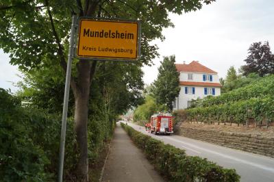 Oelspur ueber fast einen Kilometer ruft die Feuerwehr auf den Plan in Mundelsheim